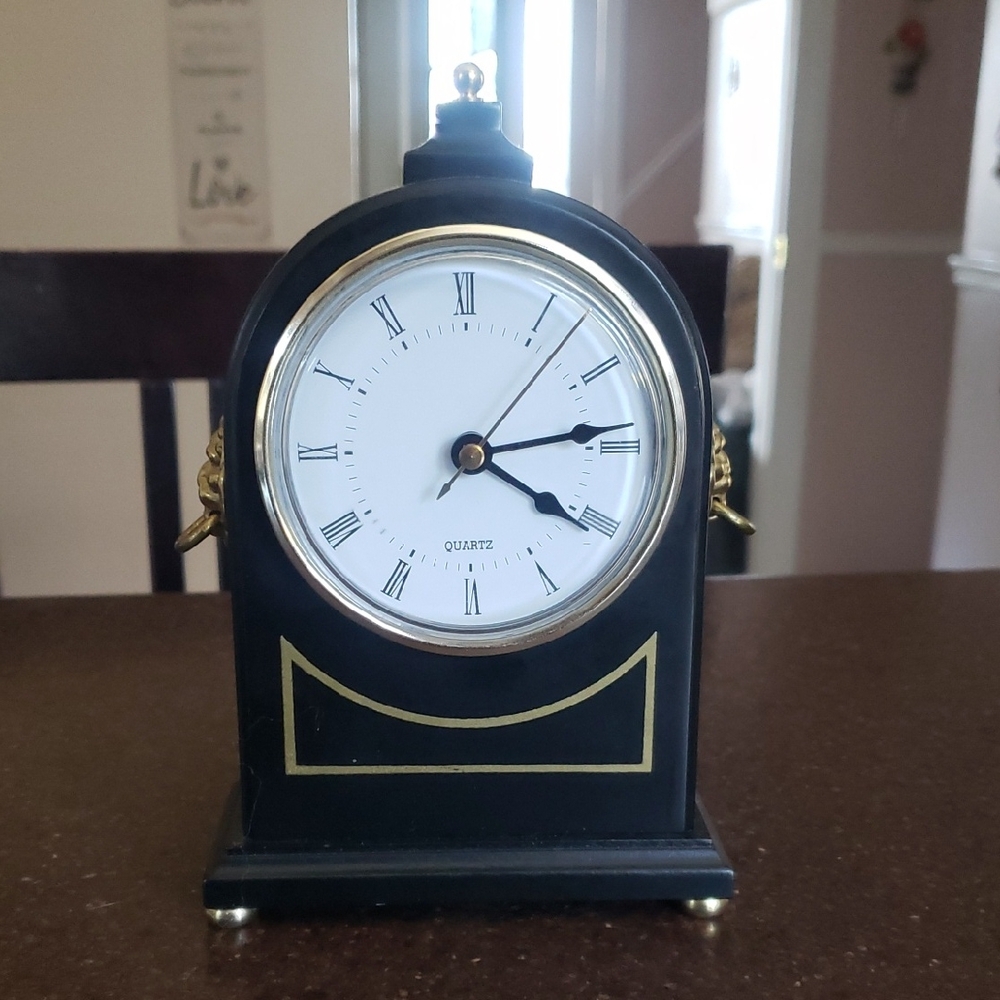 VINTAGE THE BOMBAY COMPANY WOOD MANTEL QUARTZ DESK CLOCK WORKS PERFECTLY.  TAKES